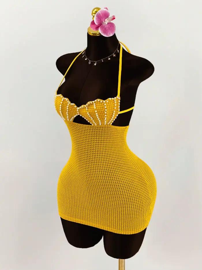 Robe mini moulante dos nu en crochet style bikini, ornée de perles et de coquillages