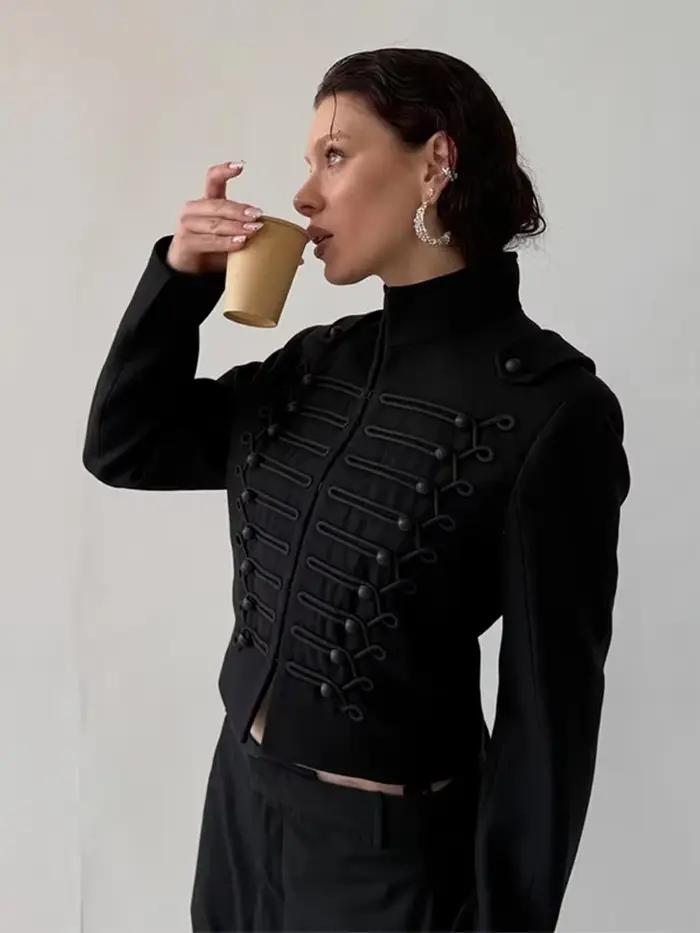 Nouvelle Veste Courte Femme Printemps 2026 Noire à Col Montant Manches Longues Boutons Tressés Coupe