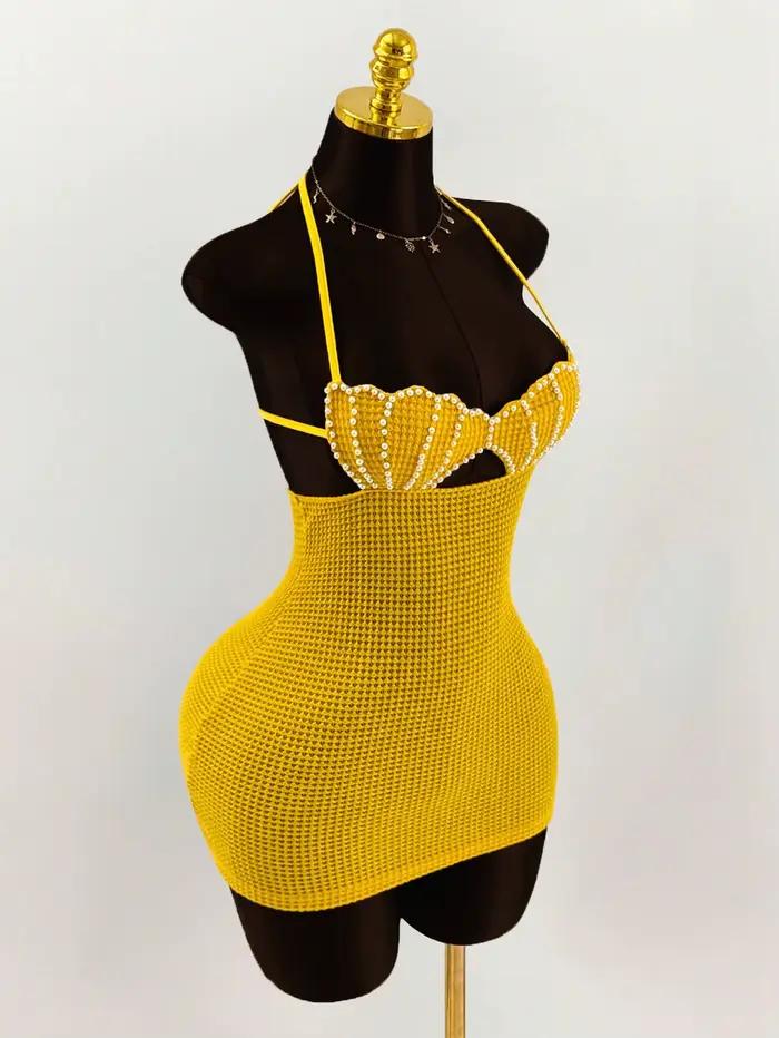 Robe mini moulante dos nu en crochet style bikini, ornée de perles et de coquillages