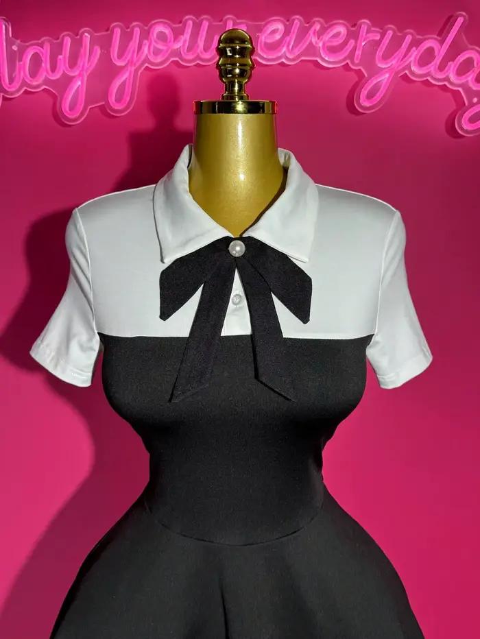 Mini robe bloc de couleur avec nœud papillon et col polo avec ourlet à volants, coupe trapèze pour u