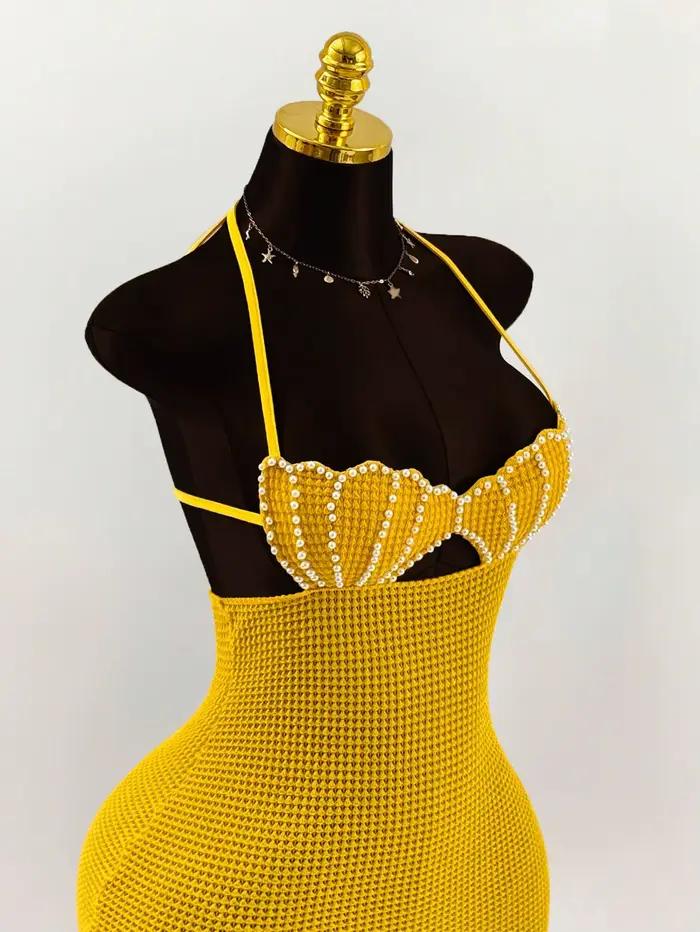 Robe mini moulante dos nu en crochet style bikini, ornée de perles et de coquillages