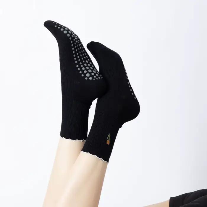 Chaussettes de Yoga et Pilates brodées de fleurs pour femmes, chaussettes de sport de sol antidérapa