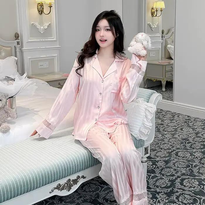 Pyjama rayé en dentelle à empiècements en V pour femme, collection Printemps 2026 – Ensemble confort