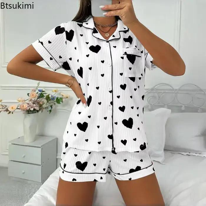 Ensemble pyjama imprimé cœur pour femmes, décontracté, manches courtes, haut à revers avec boutons et Short élastique, ensemble deux pièces, pyjama doux et respirant