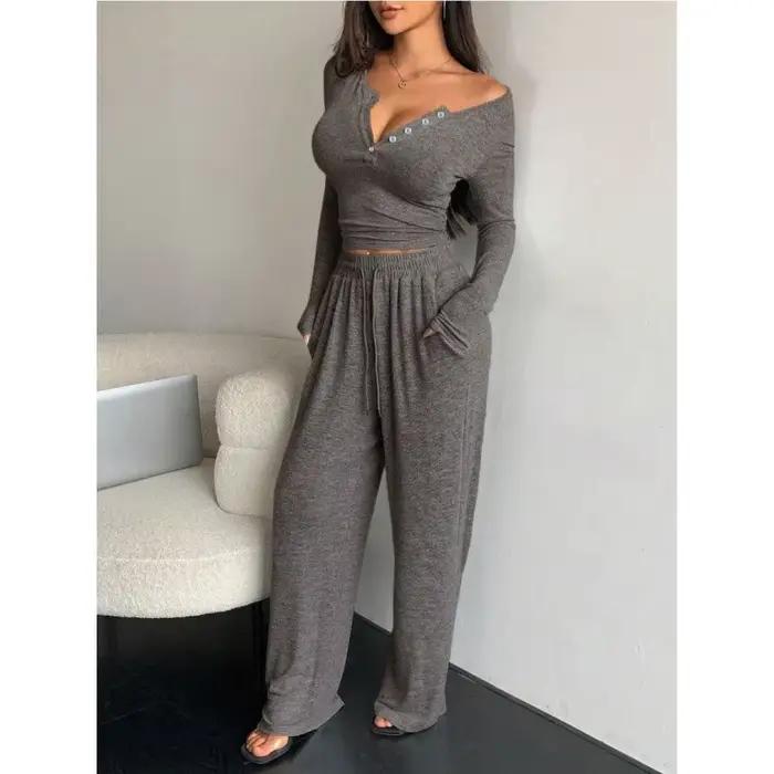 Pyjama féminin mignon en polyester et élasthanne pour la saison printemps, col en V, longueur complète, confortable et élégant à offrir pour des occasions spéciales