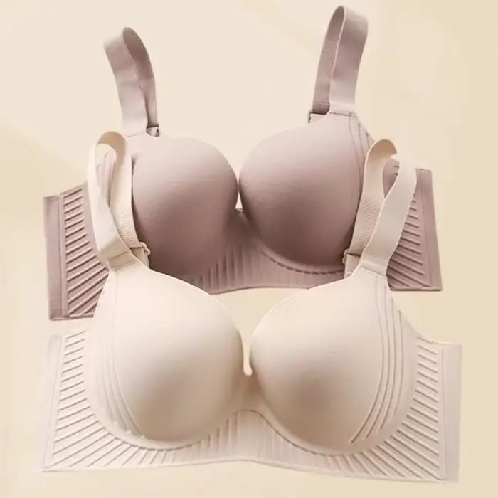 Type d'ajustement de grande taille, gros seins, petits sous-vêtements, les seins pour femmes sont sucés et leur soutien-gorge sont rassemblés sans marques.