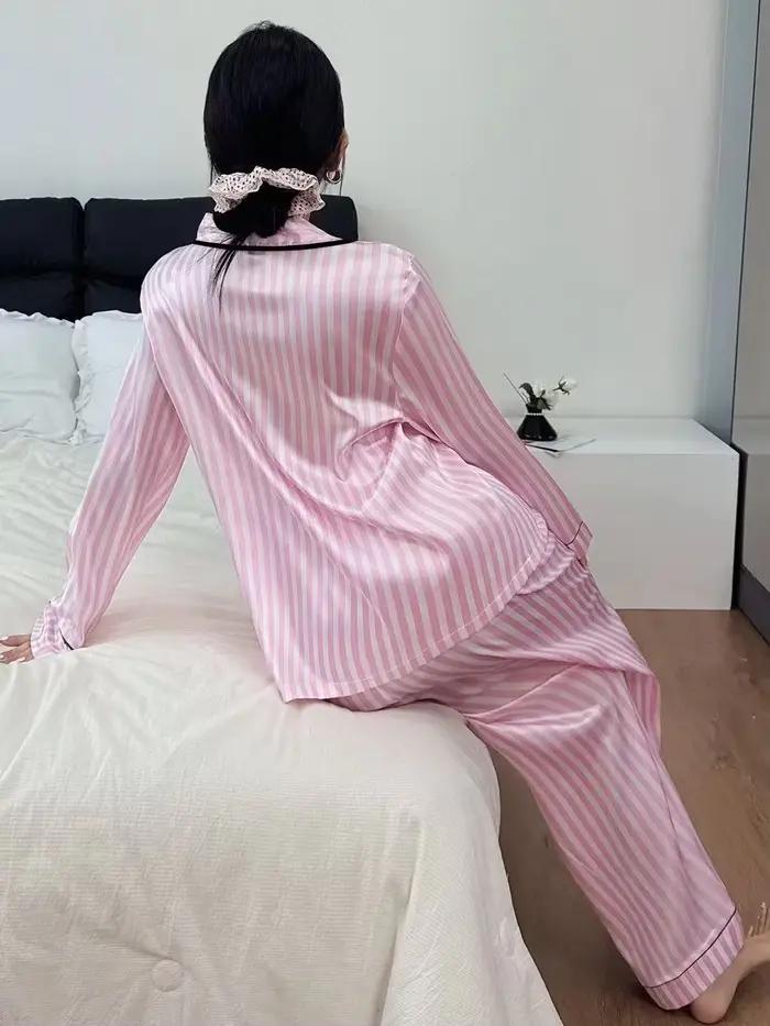 Dámské saténové pyžamo s růžovými pruhy