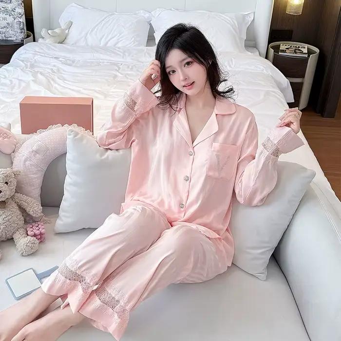 Pyjama rayé en dentelle à empiècements en V pour femme, collection Printemps 2026 – Ensemble confortable pour la maison