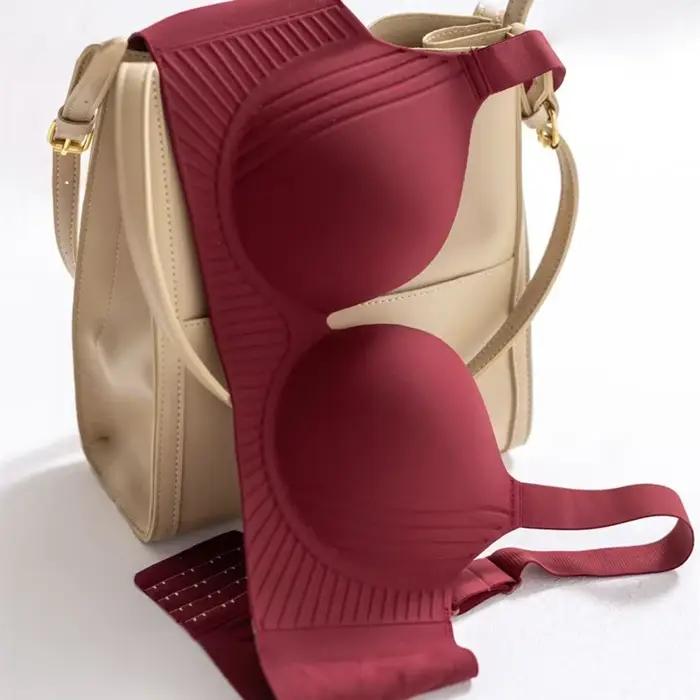 Type d'ajustement de grande taille, gros seins, petits sous-vêtements, les seins pour femmes sont sucés et leur soutien-gorge sont rassemblés sans marques.