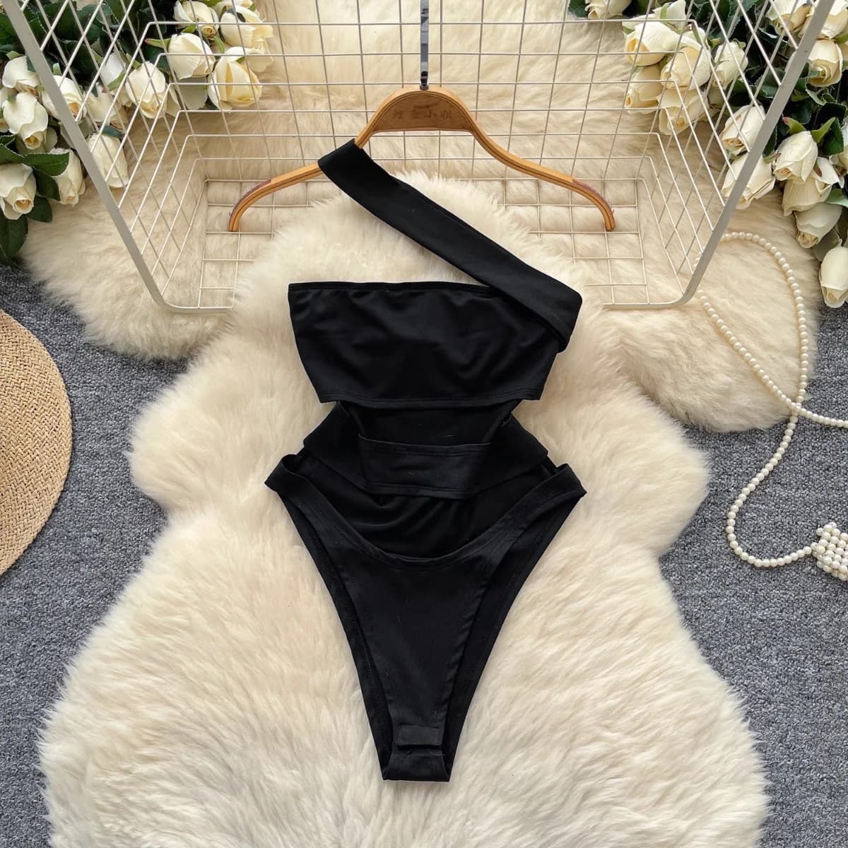 Foamlina Sexy fille chaude conçu évider une épaule licou body femmes coupe ajustée combinaison haute