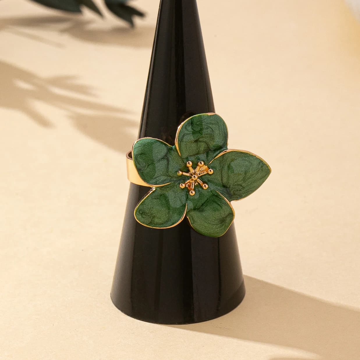 Une bague pour femme avec une technique goutte d'huile en forme de fleur, colorée et de taille régla