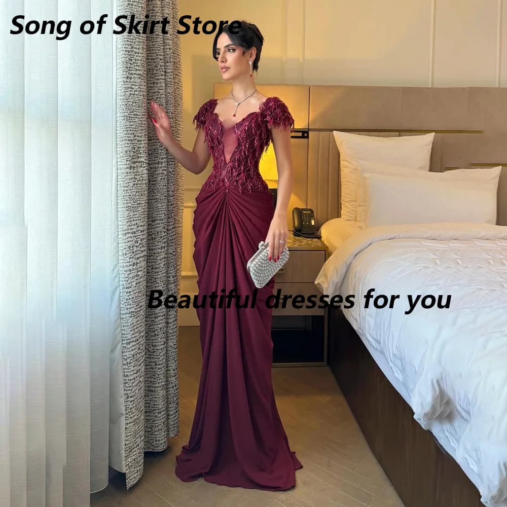 Robe de soirée bordeaux personnalisée, col en V, manches courtes, ornée de perles et de pompons, cou
