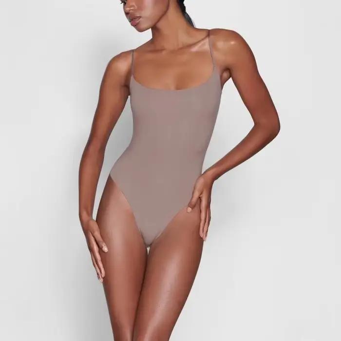 SKIMS FITS EVERYBODY débardeur slim fit avec base sexy en dessous