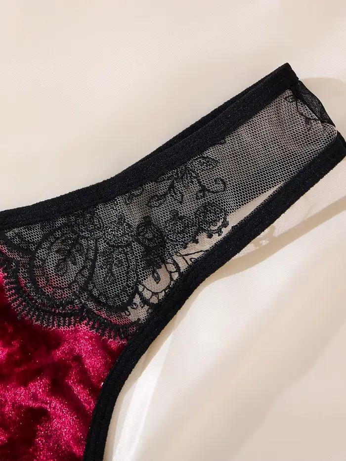 Lingerie sexy avec soutien-gorge transparent floral. L'allure d'un ensemble de lingerie pour la nuit de Saint-Valentin. Ensemble soutien-gorge culotte BlackRed ZA825166
