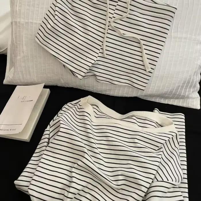 Nouvel ensemble de pyjama coréen 2025 à manches longues avec rayures noires et blanches et short épaules dénudées pour femme – Tenue d'intérieur
