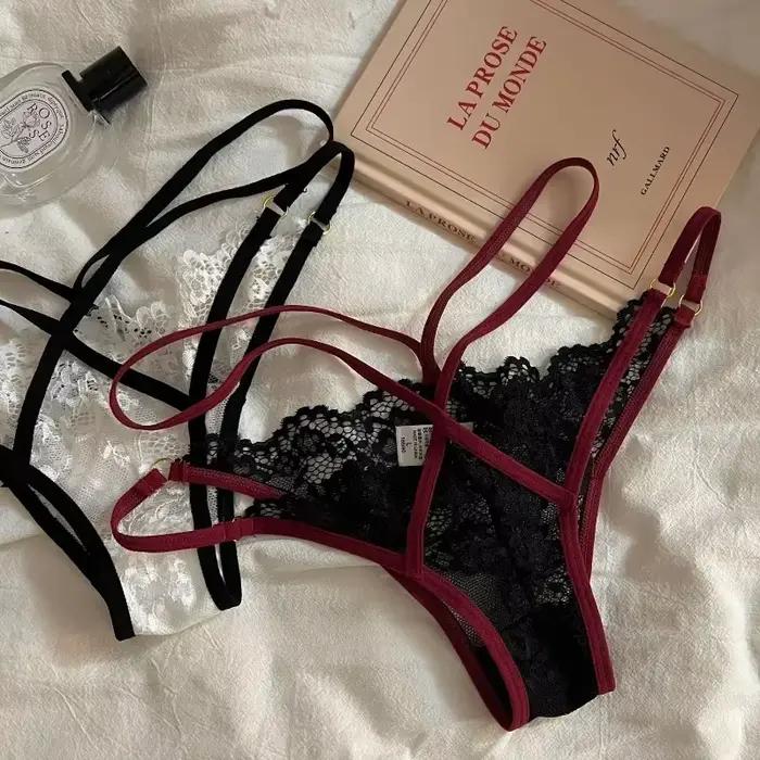 Strings G en dentelle française, culotte taille basse sans couture avec panneaux en maille transparente pour une coupe sensuelle