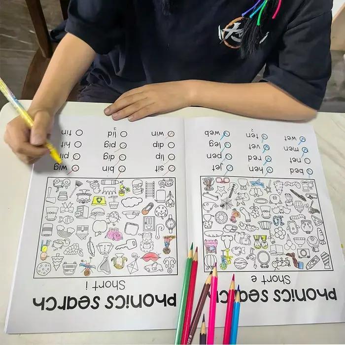 Lecture et trouver un cahier d'exercices de phonétique, apprentissage préscolaire et maternelle, outils pédagogiques pour enseignant d'anglais, pratique de la phonétique Montessori