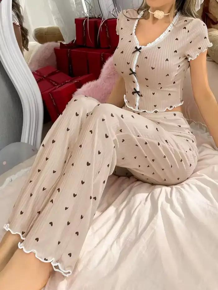 Ensemble de pyjama pour femmes à imprimé cœur, haut décontracté à manches courtes et col en V avec pantalon doux et élastique, tenue de détente confortable et décontractée, vêtements de nuit