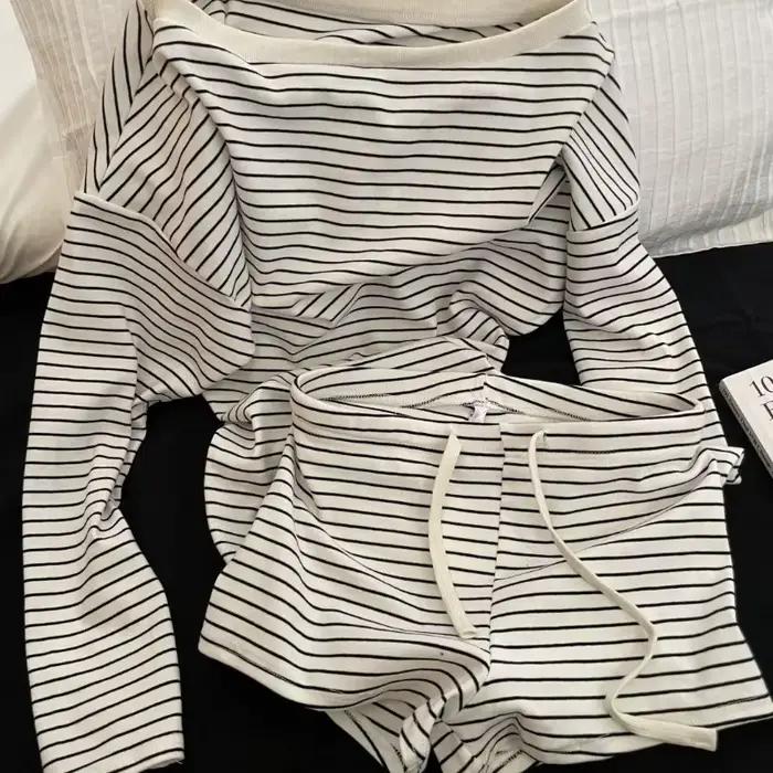 Nouvel ensemble de pyjama coréen 2025 à manches longues avec rayures noires et blanches et short épaules dénudées pour femme – Tenue d'intérieur