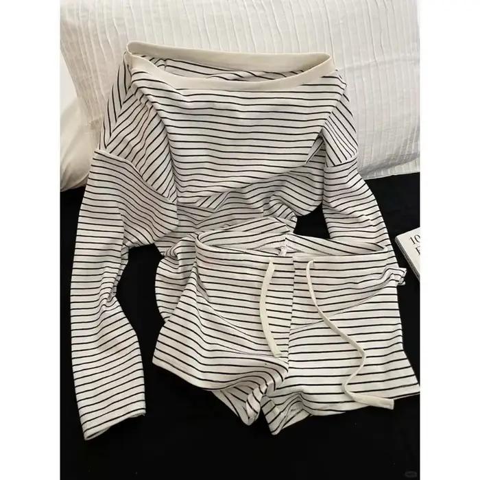 Nouvel ensemble de pyjama coréen 2025 à manches longues avec rayures noires et blanches et short épaules dénudées pour femme – Tenue d'intérieur
