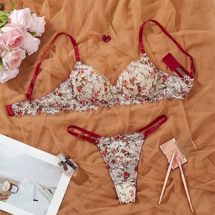 Ensemble de soutien-gorge en dentelle florale élégante avec bretelles rouges, maille douce et détails délicats pour un look luxueux