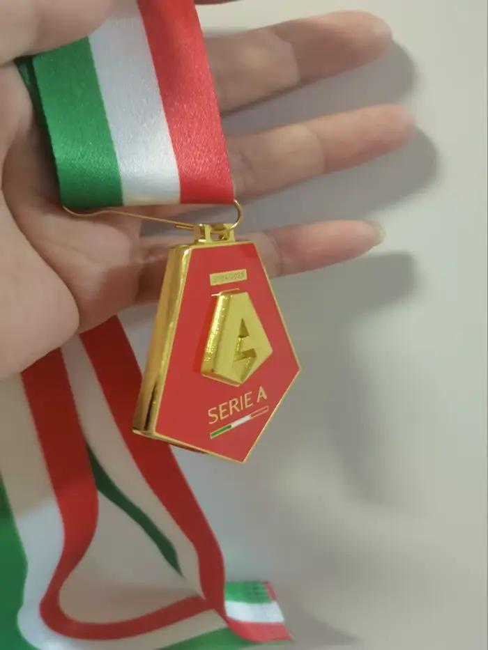 La médaille des champions de Coppa Italia 2025, gagnants finales, Souvenirs de fans de médailles avec ruban, Souvenirs de fans