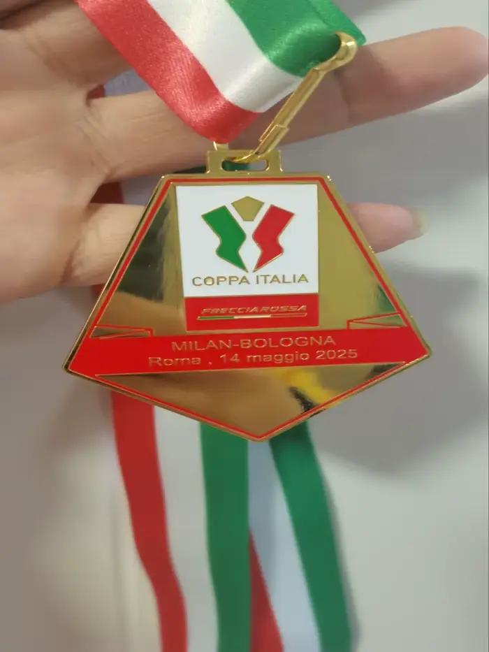 La médaille des champions de Coppa Italia 2025, gagnants finales, Souvenirs de fans de médailles avec ruban, Souvenirs de fans
