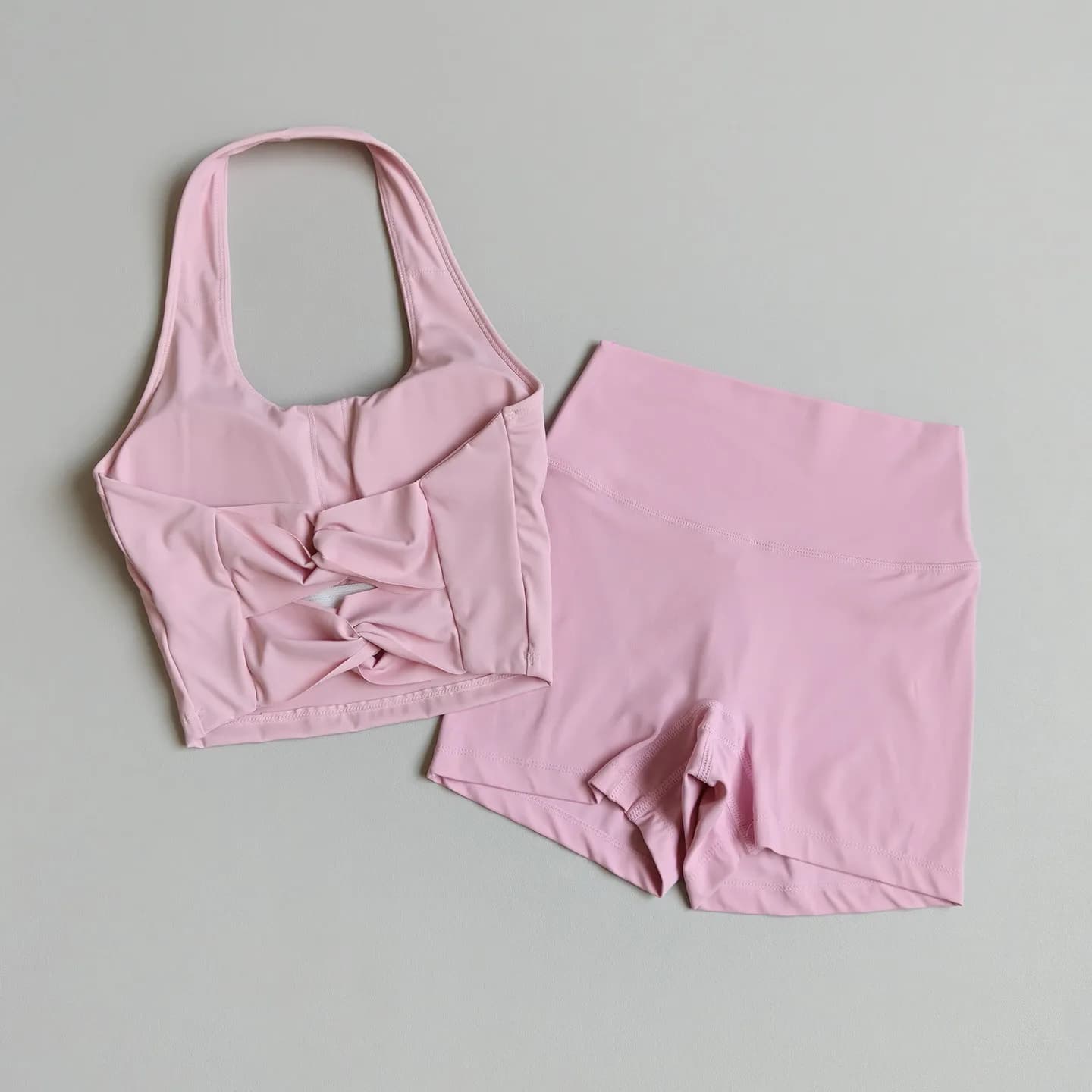 Ensemble de yoga 2 pièces effet seconde peau pour femme : brassière de sport à col halter et short a
