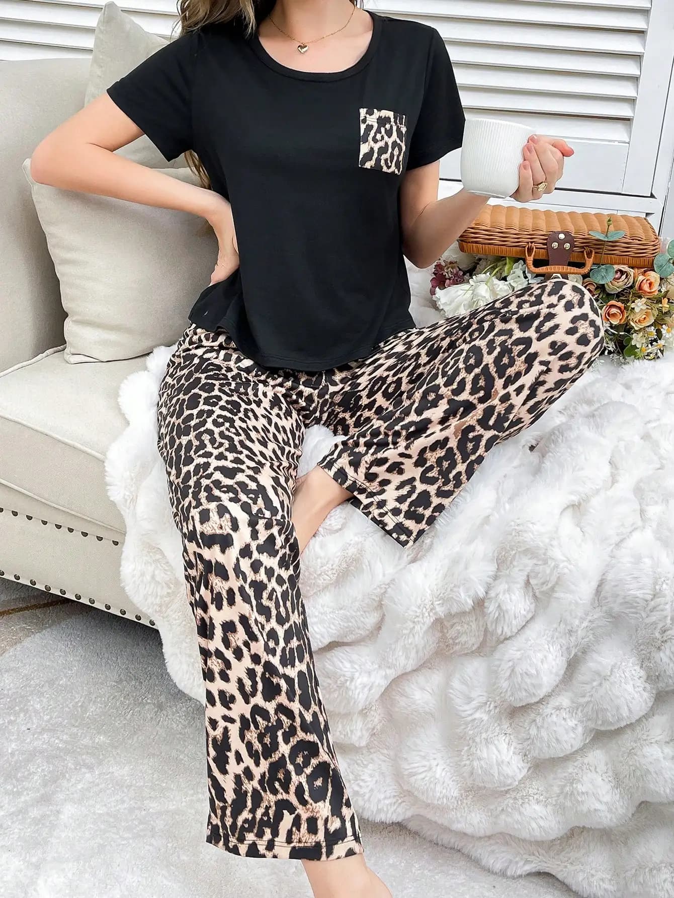 Ensemble pyjama pour femme avec imprimé léopard, confortable avec poches, haut à manches courtes et