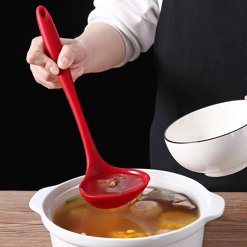 Louche à soupe antiadhésive en Silicone, cuillère à soupe Flexible, poignée incurvée, cuillère ronde