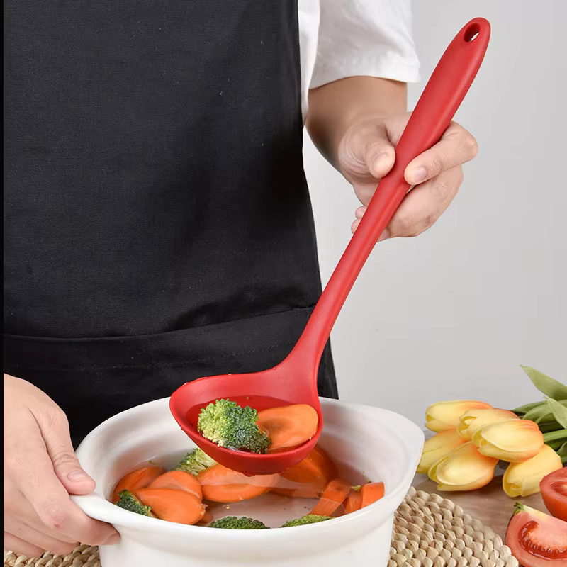 Louche à soupe antiadhésive en Silicone, cuillère à soupe Flexible, poignée incurvée, cuillère ronde