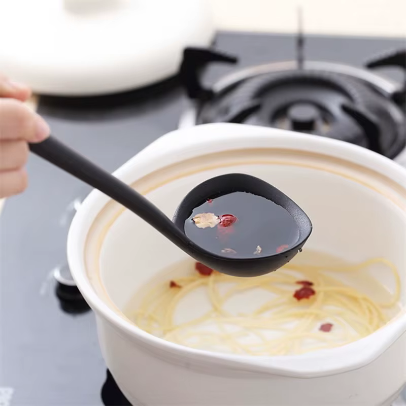 Louche à soupe antiadhésive en Silicone, cuillère à soupe Flexible, poignée incurvée, cuillère ronde