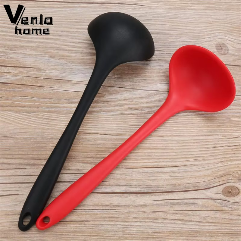 Louche à soupe antiadhésive en Silicone, cuillère à soupe Flexible, poignée incurvée, cuillère ronde
