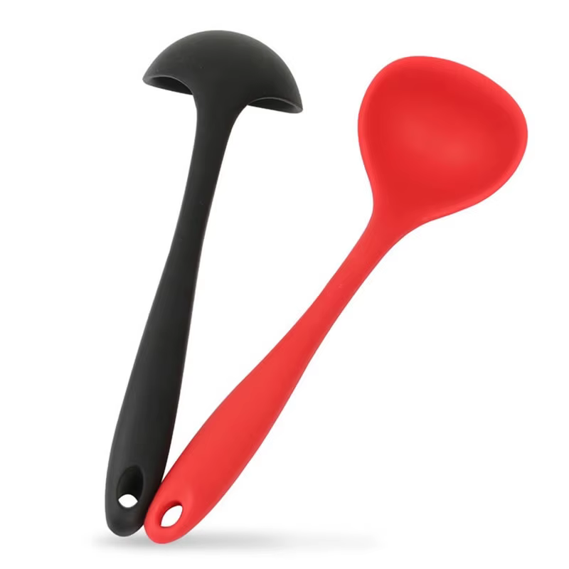 Louche à soupe antiadhésive en Silicone, cuillère à soupe Flexible, poignée incurvée, cuillère ronde