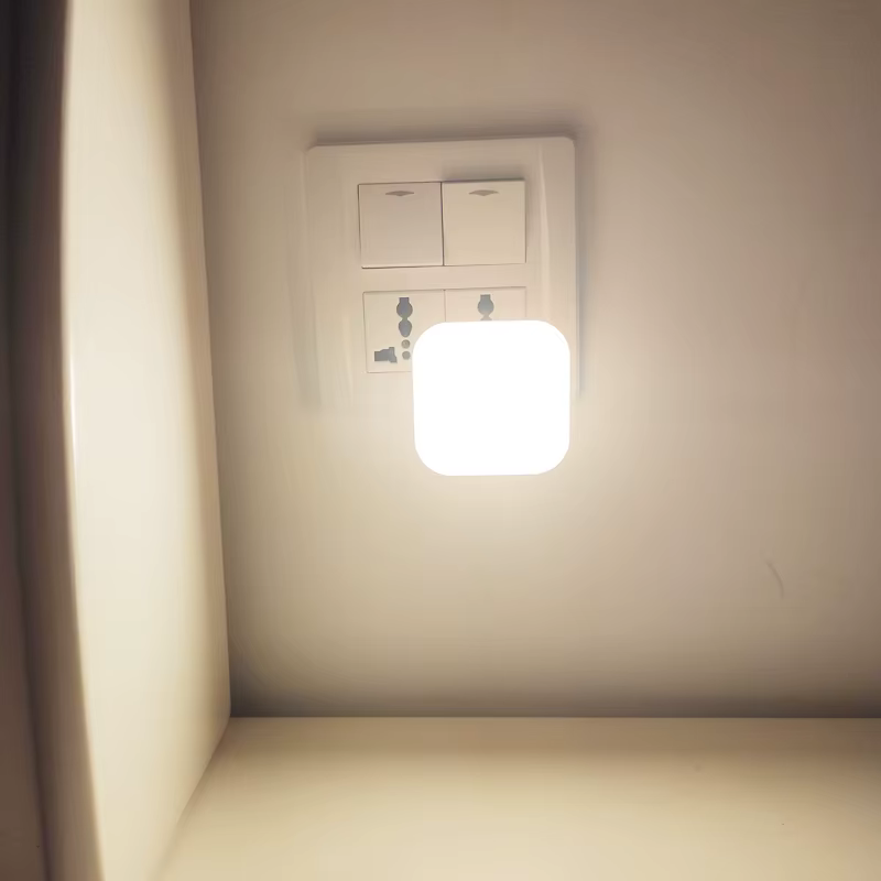 Veilleuse avec prise ue capteur de mouvement intelligent LED lampe de nuit capteur de mouvement lumi
