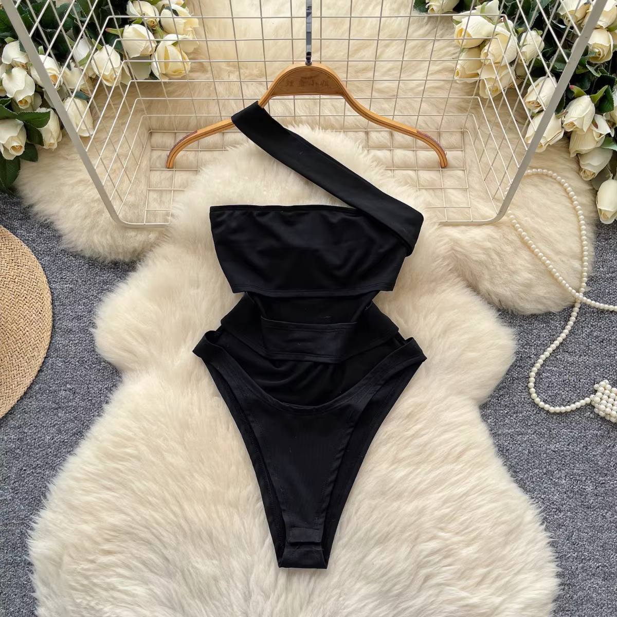 Foamlina Sexy fille chaude conçu évider une épaule licou body femmes coupe ajustée combinaison haute