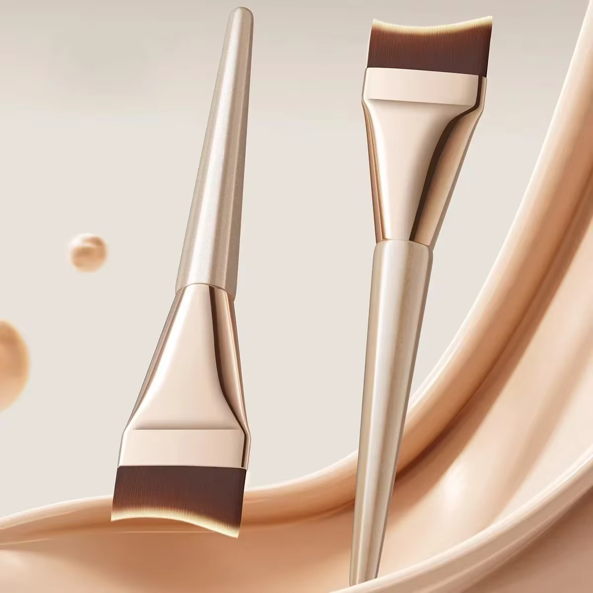 Pinceau de fond de teint Arc-Fit - Contour ergonomique pour un mélange sans traces, poils micro-flex