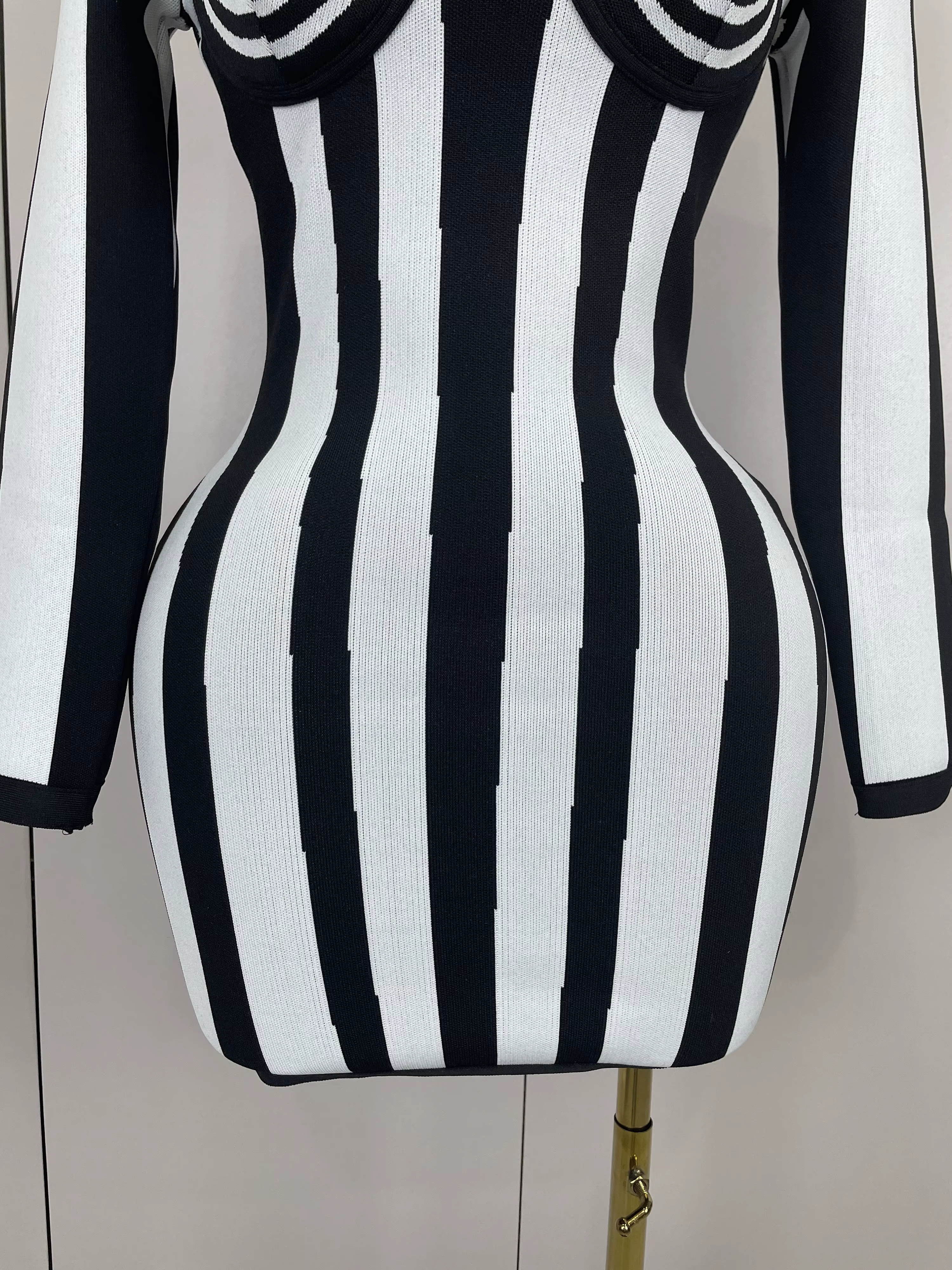 2025 luxe Sexy à manches longues rayure noir blanc Mini robe de pansement femmes tricoté célébrité é