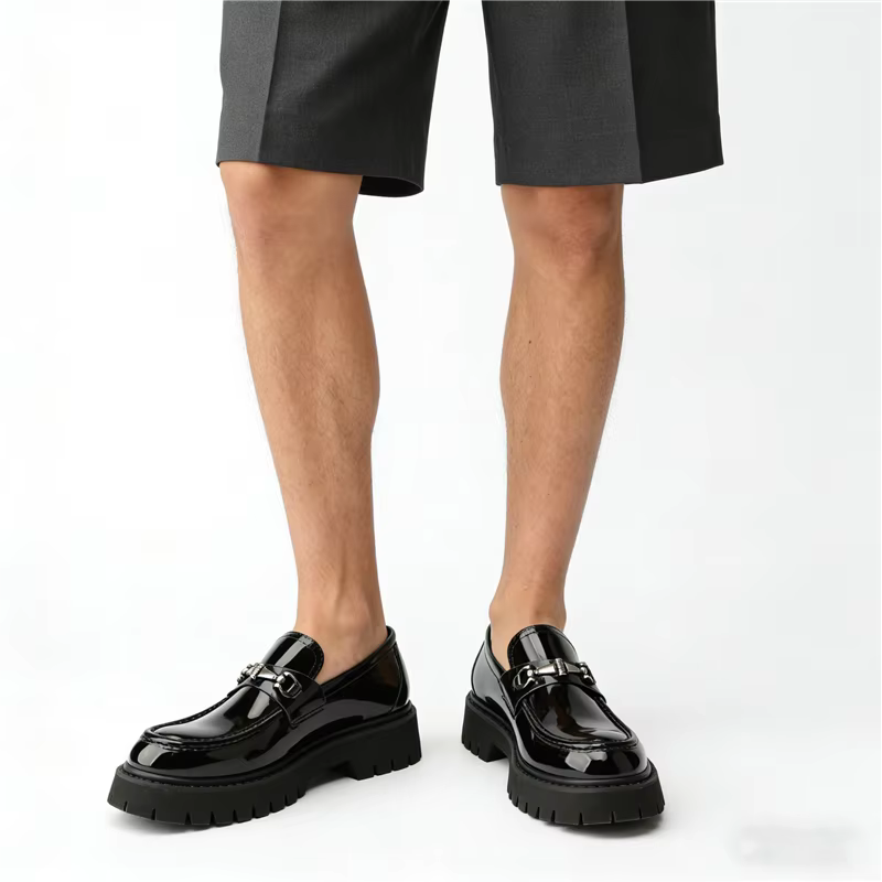 Chaussures en cuir pour hommes à décoration métallique, grande taille, style mode, à talon épais et 