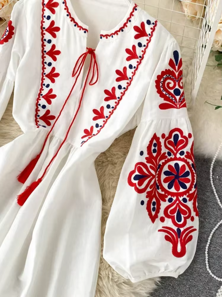 Robe plissée à fleurs brodées bohème pour femmes, col rond, manches lanterne, taille haute, tout mat