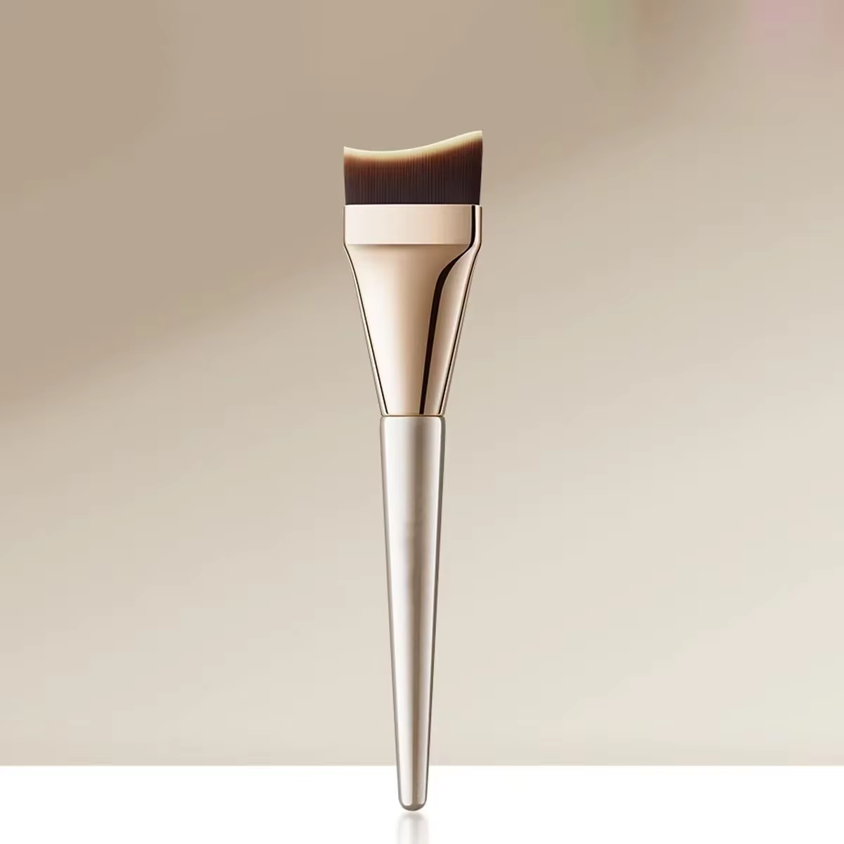 Pinceau de fond de teint Arc-Fit - Contour ergonomique pour un mélange sans traces, poils micro-flex