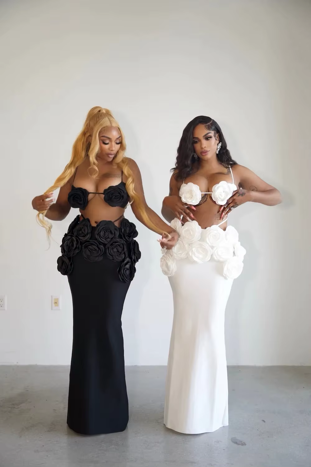 Robe longue à bandes pour femmes, couleur noir et blanc, Sexy, sans manches, col en v, moulante, 2 p
