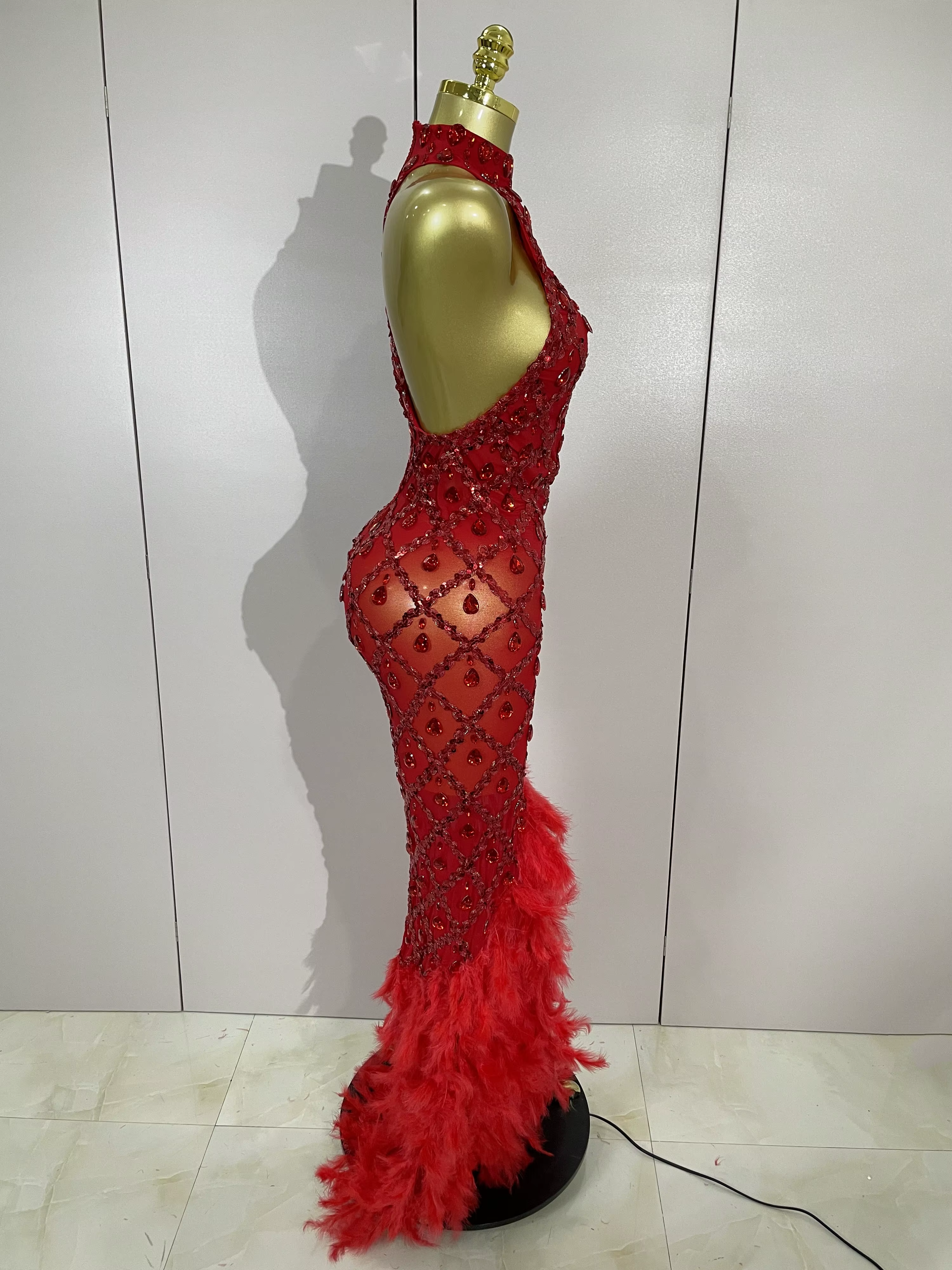 Luxe brillant rouge strass plume Sexy maille voir à travers longue robe femmes anniversaire soirée d