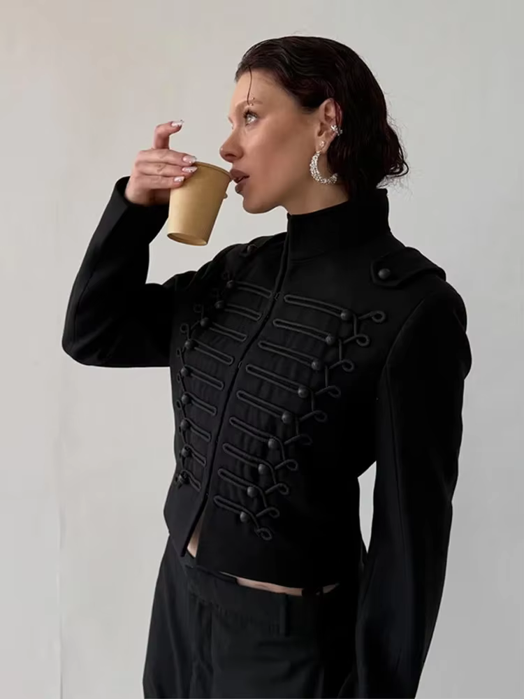 Nouvelle Veste Courte Femme Printemps 2026 Noire à Col Montant Manches Longues Boutons Tressés Coupe