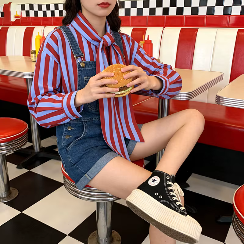 Chemise à rayures verticales rouges et bleues pour femmes, avec col noué, manches longues, ourlet in