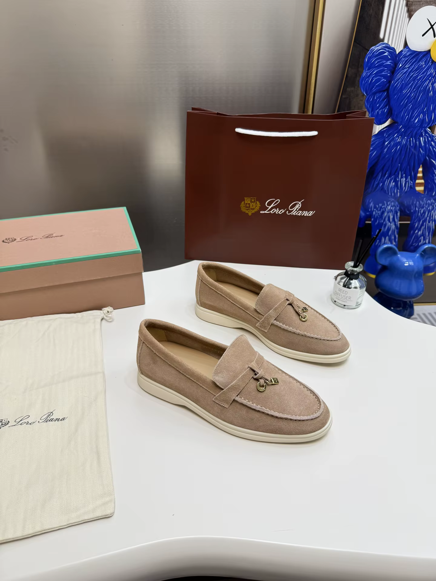 Nouveaux mocassins en daim pour femme Loro Piana Australis 2026, originaux et tendance, avec pompons