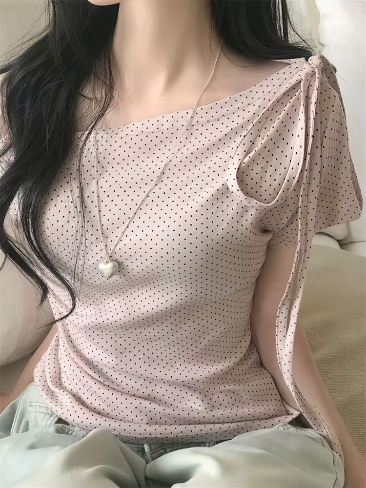 Haut d'été élégant à pois avec nœud, épaules dénudées, t-shirt asymétrique à manches courtes pour fe