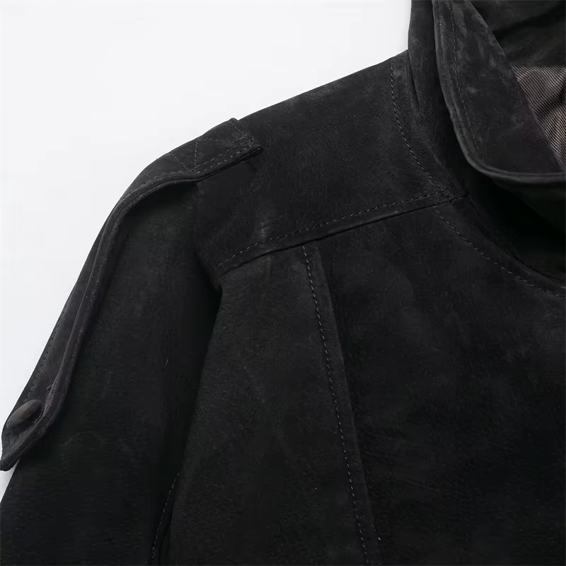 Blouson biker pour femme en cuir texturé gris foncé, avec col montant boutonné asymétrique, ourlet é