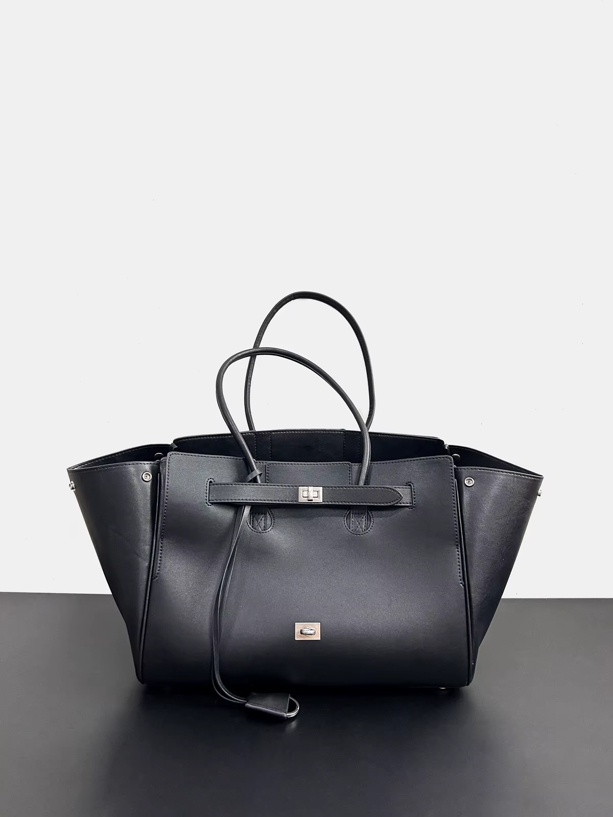 Sac à bandoulière de luxe grande capacité en cuir noir de haute qualité avec fermoir argenté/doré, s