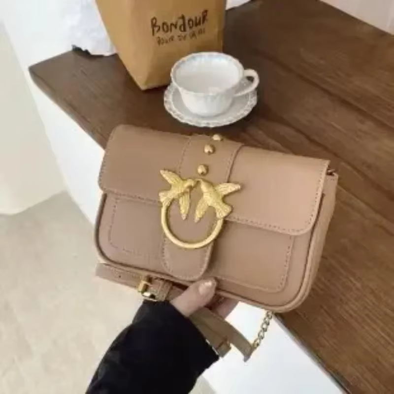 Sac à langer, élégant, unique et luxueux, conçu par une marque, pour femme, au style élégant et clas